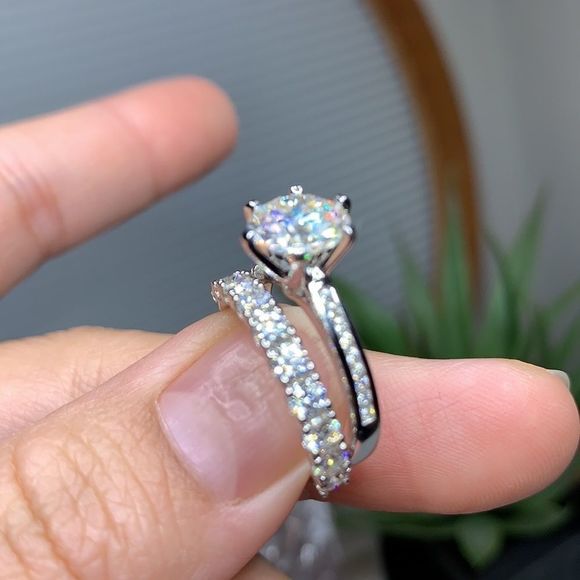 Sparkly 14kt and 18kt white gold bridal wedding ring set - Picture 4 of 9